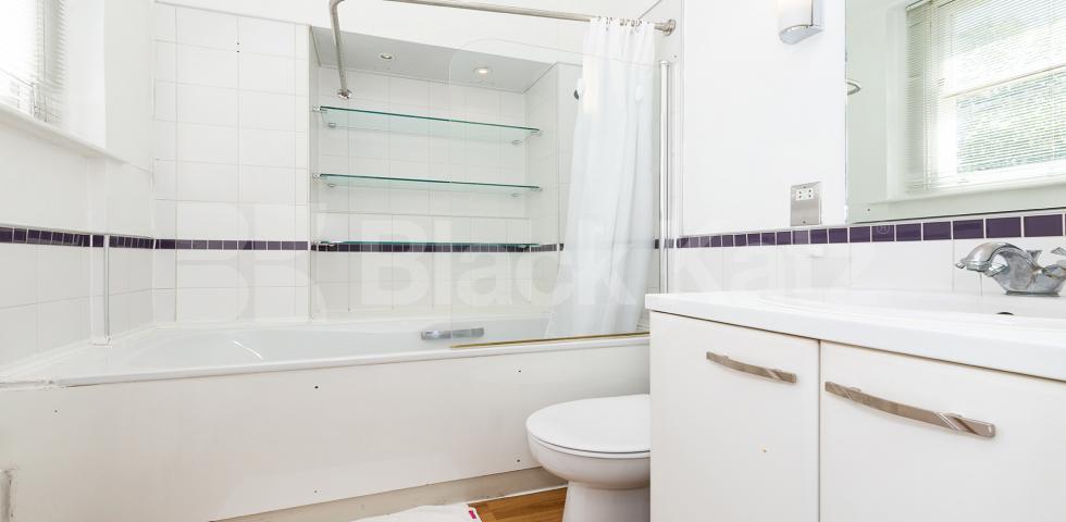 			SPACIOUS 3 BED TWO BATH IN BLOOMSBURY!, 3 Bedroom, 1 bath, 1 reception Flat			 Bloomsbury Place , BLOOMSBURY / RUSSELL SQUARE